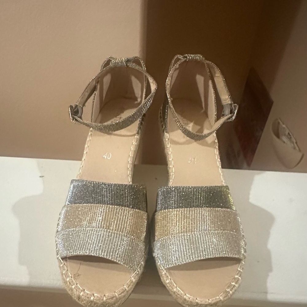 Womenโs Patrizia Spring Step Crystalize Metallic Summer Spring Wedges. Size 40/9